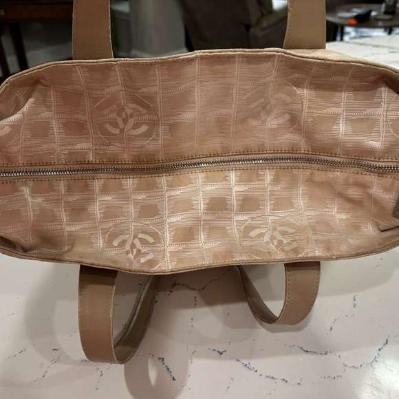 Chic Beige Designer Tote Bag - Picture 14 of 15